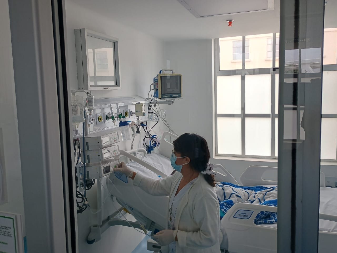 Personal de salud atendiendo a un paciente en la Unidad de Cuidado Intensivo Pediátrico.