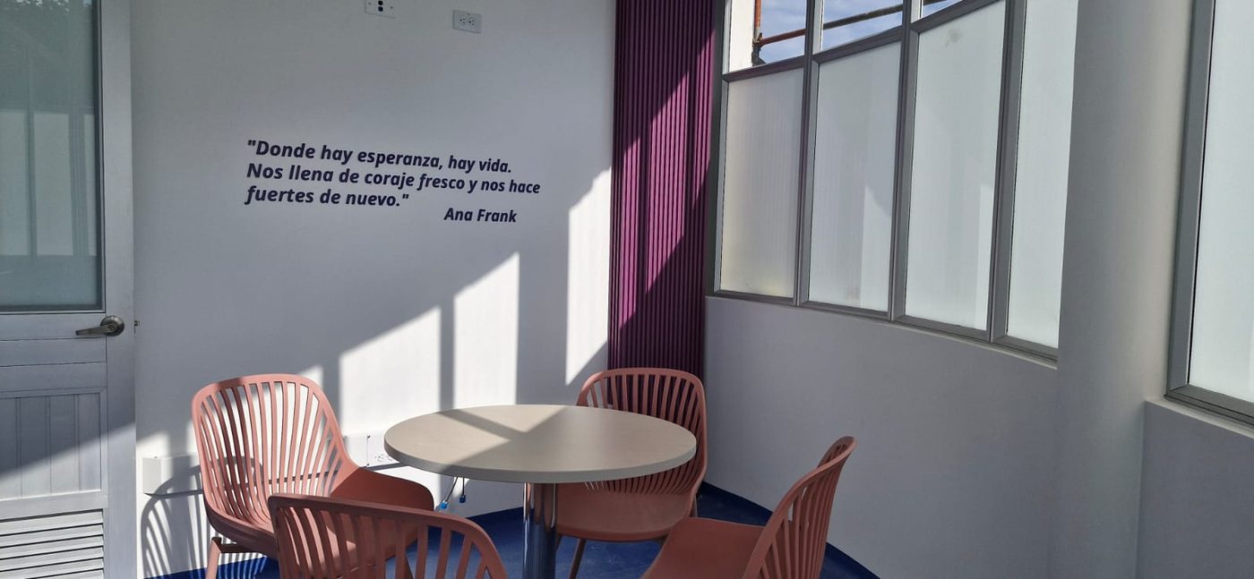 Espacio de descanso para las familias, con la frase de Ana Frank en la pared.