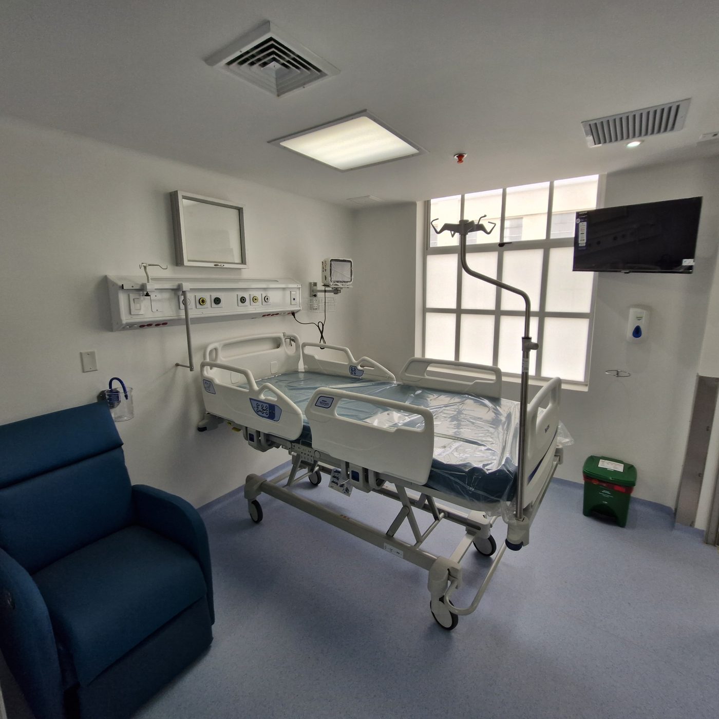 Habitación renovada de la Unidad de Cuidado Intensivo Pediátrico, con cuna y sillón para el acompañante.